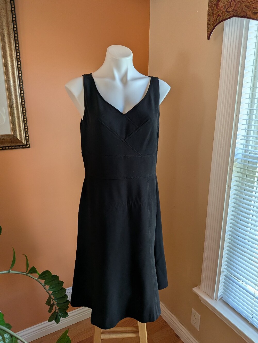 Anne Taylor Classic Black Sleeveless V-Neck Cocktail Dress Size 12